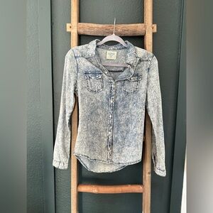 Love Culture Acid Wash Denim Shirt. 100% Cotton, Pearl buttons Size Small